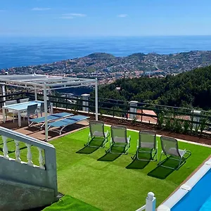 Villa Geek - Open Space - 5m From 5 Attractions - Pool Year Round, Dining Pergola, Barbecue - Matrix, Funchal (Madeira)